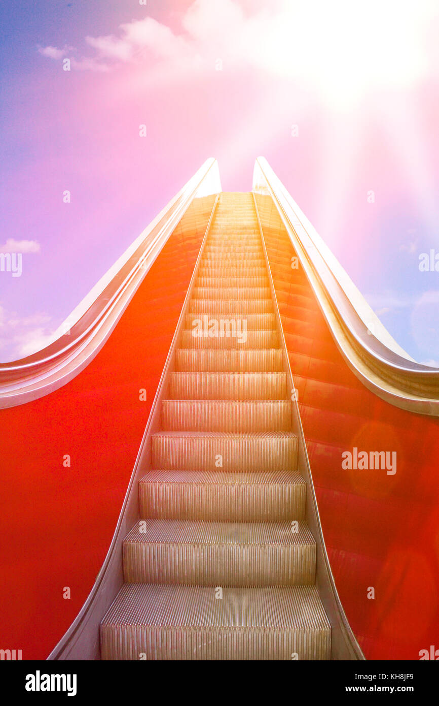 Aufsteigend auf einem beweglichen Treppe oder Aufzug in Sonnenlicht. Konzept Foto für Erfolg und eine helle Zukunft. Stockfoto