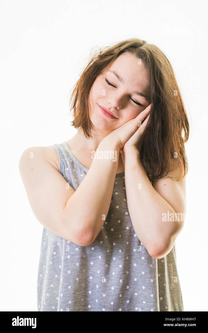 Eine junge Braunhaarige kaukasischen Jugendmädchen tragen pyjams müde müde erschöpft bereit für Bett Stockfoto