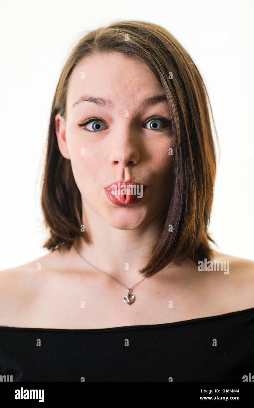 Genetik: Eine junge Braunhaarige kaukasischen Jugendmädchen rolling ihre Zunge Stockfoto