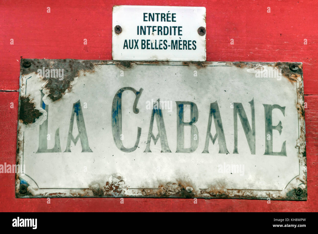 Oyster - der Landwirtschaft bei Canon village Schuppen, ist lustig Tür detail, Cap Ferret, Bassin d'Arcachon, Gironde, Frankreich Stockfoto