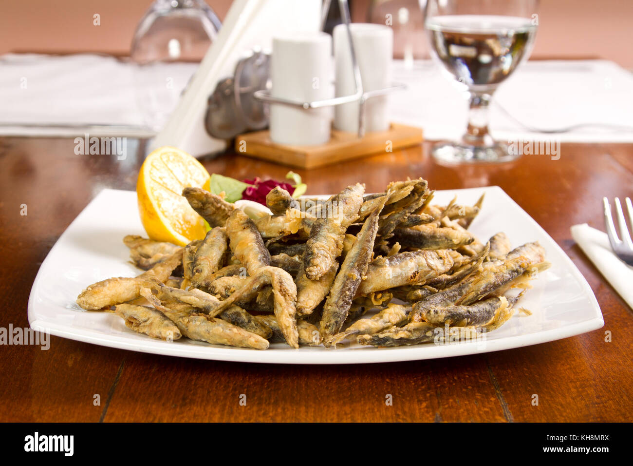 Frittierte Sardellen mit Zitrone Stockfotografie - Alamy