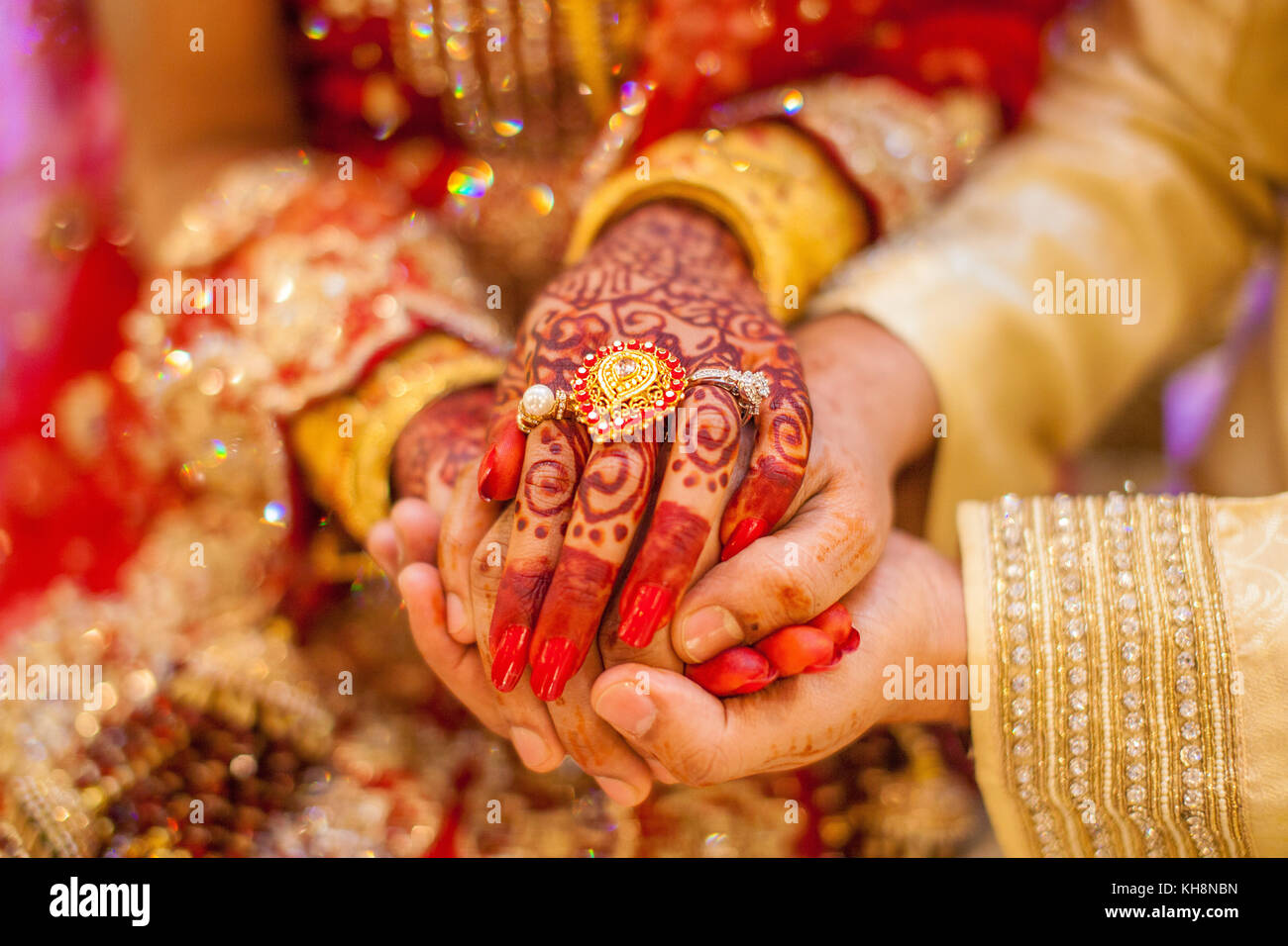 Indische Hochzeit Hände mit Gold Stockfoto