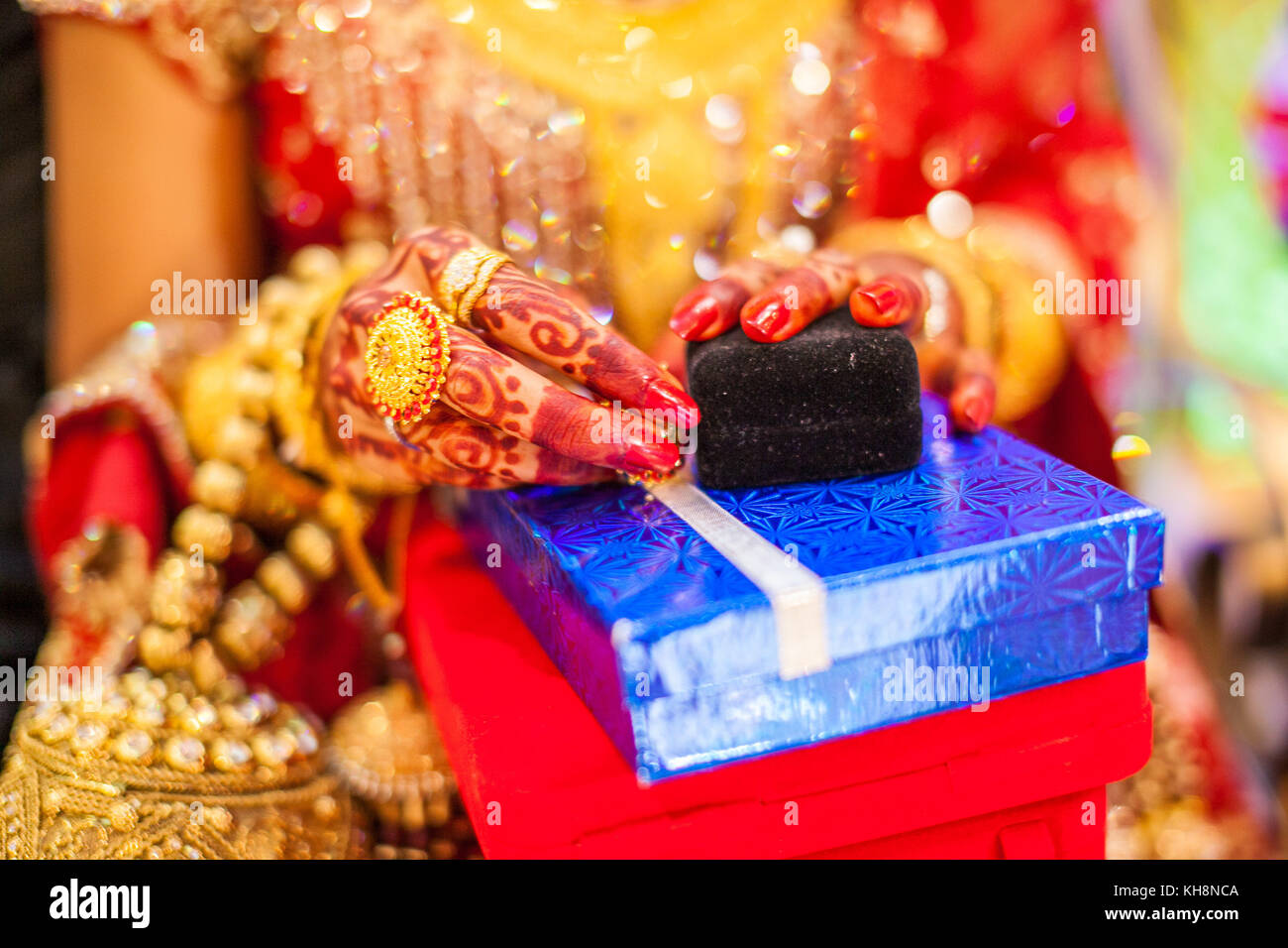 Indische Zeremonie Geschenke und Hände Stockfoto