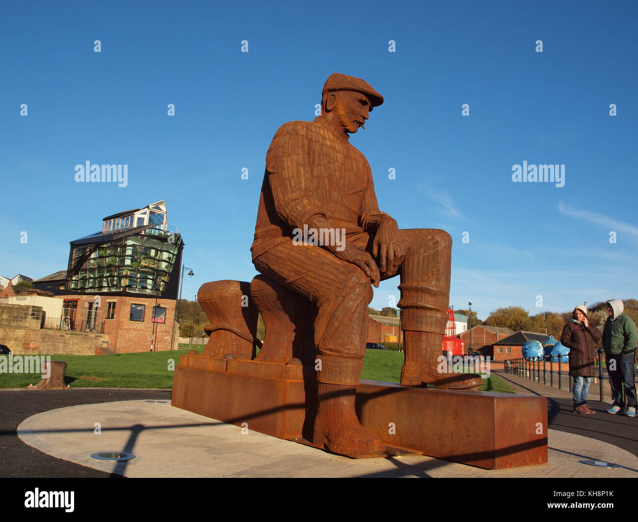 Diese symbolische Statue stellt das verlorene Leben der Fischer aus North Shields Fischerhafen in Nordost-england. Stockfoto