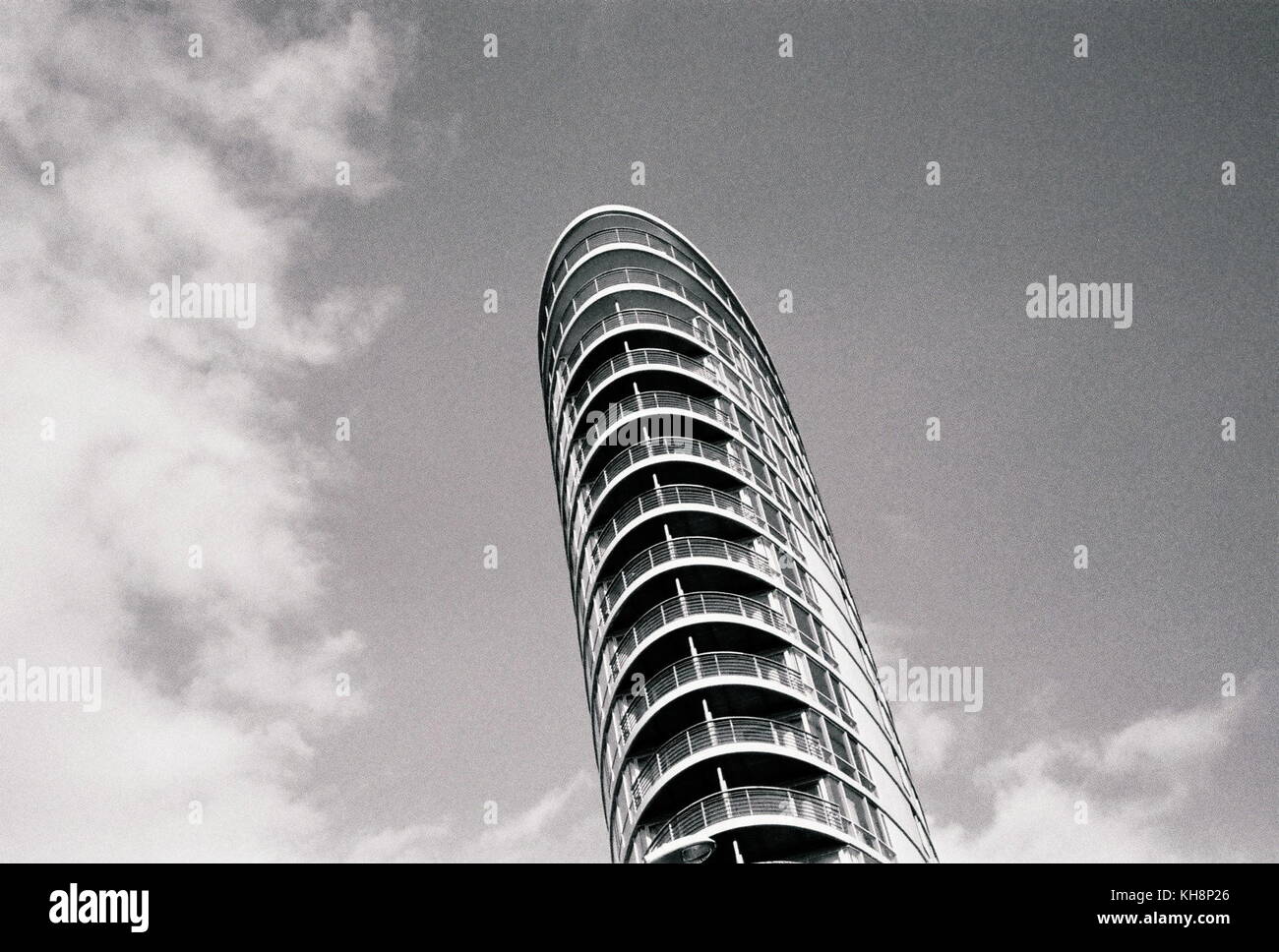 AJAXNETPHOTO. PORTSMOUTH, England. - Beton und Glas-TOWER BEFINDET SICH IN DER QUEEN STREET MIT BLICK AUF DEN HAFEN. Foto: Jonathan Eastland/AJAX REF: CD1554 11 Stockfoto