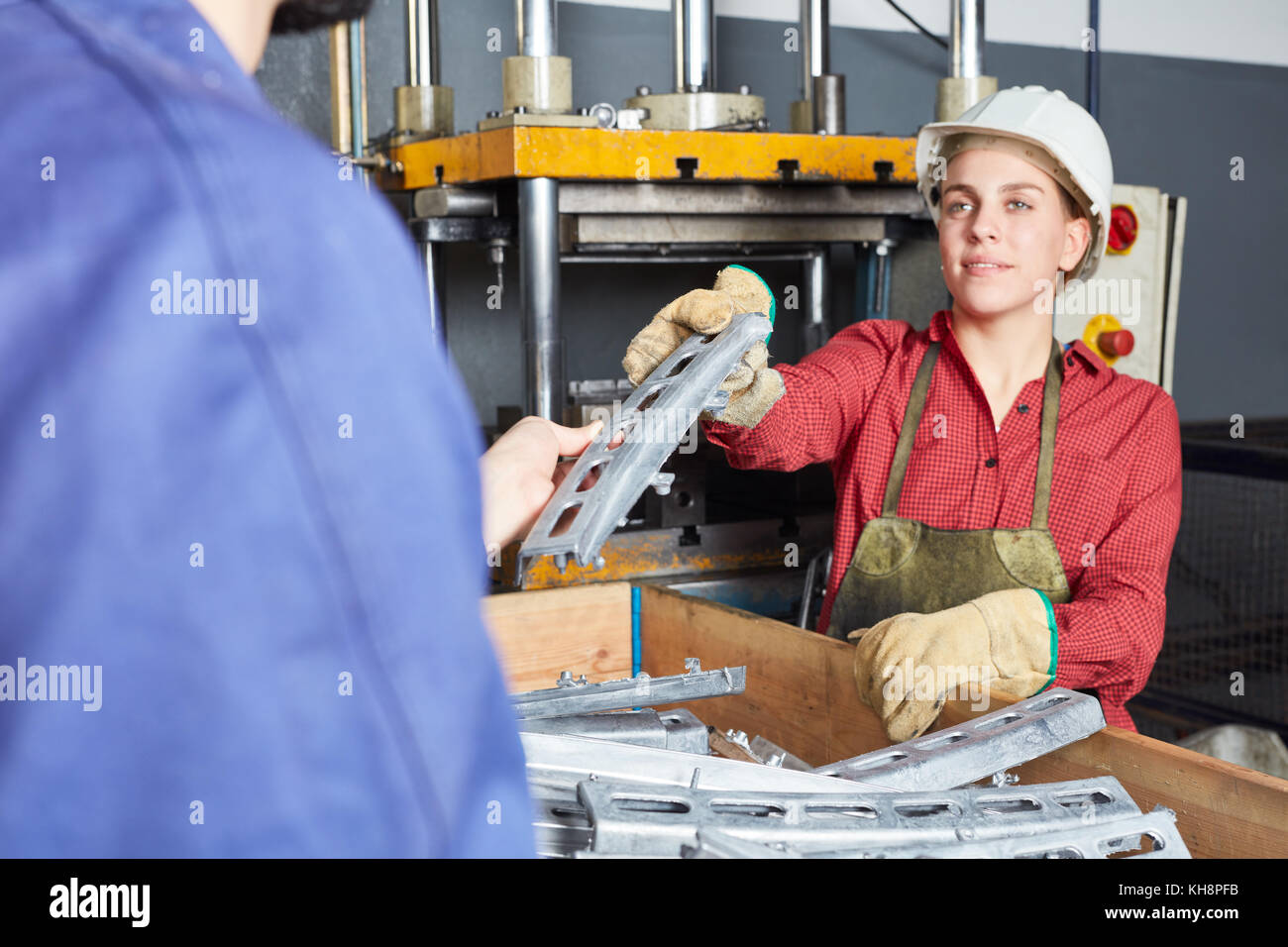 Die Frau als Arbeiter Lehrling in Zusammenarbeit Stockfoto