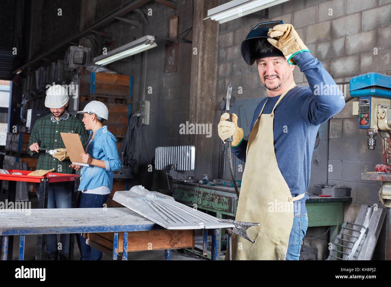 Schweißer Industrie Arbeitnehmer in Metall Fabrik als Arbeiter Stockfoto