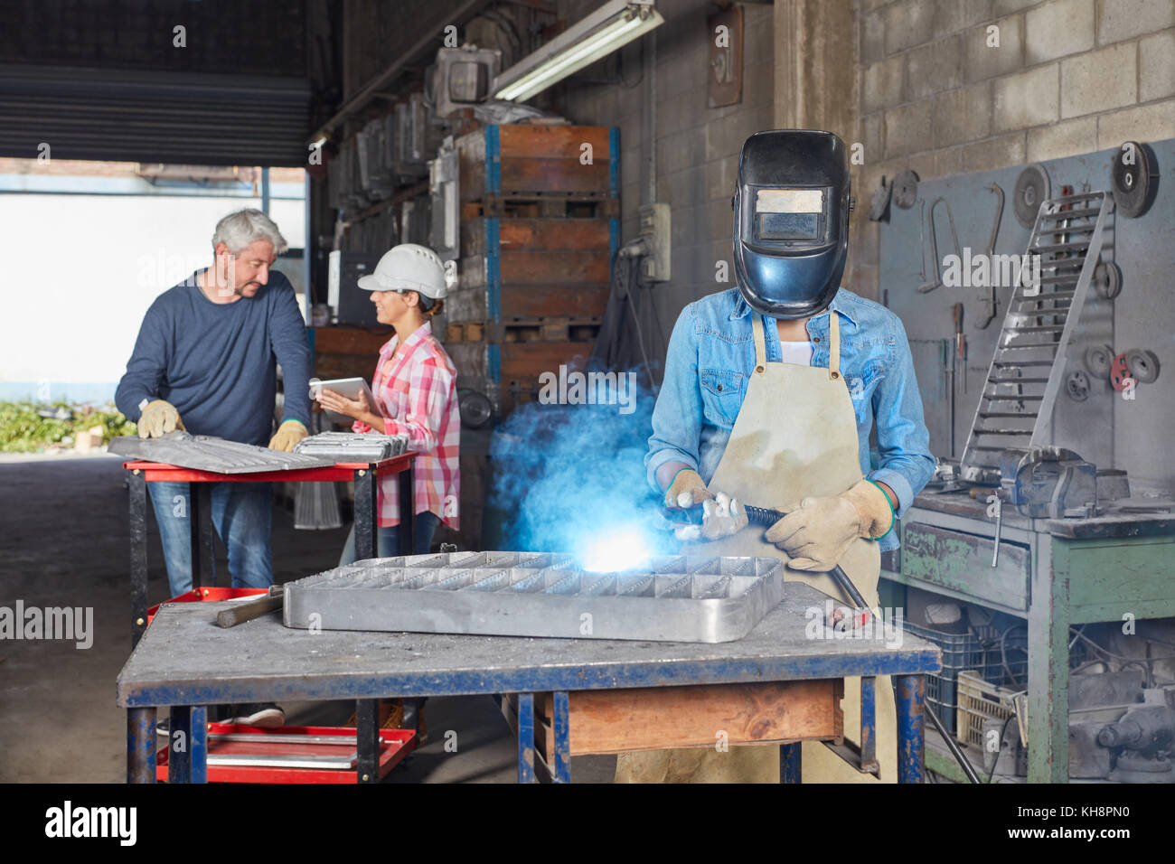 Schweißer mit Schutzkleidung Metallbearbeitung mit Flamme Stockfoto