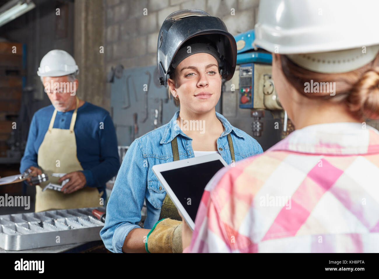 Die Frau als Arbeiter in der Metallurgie workshop Stockfoto