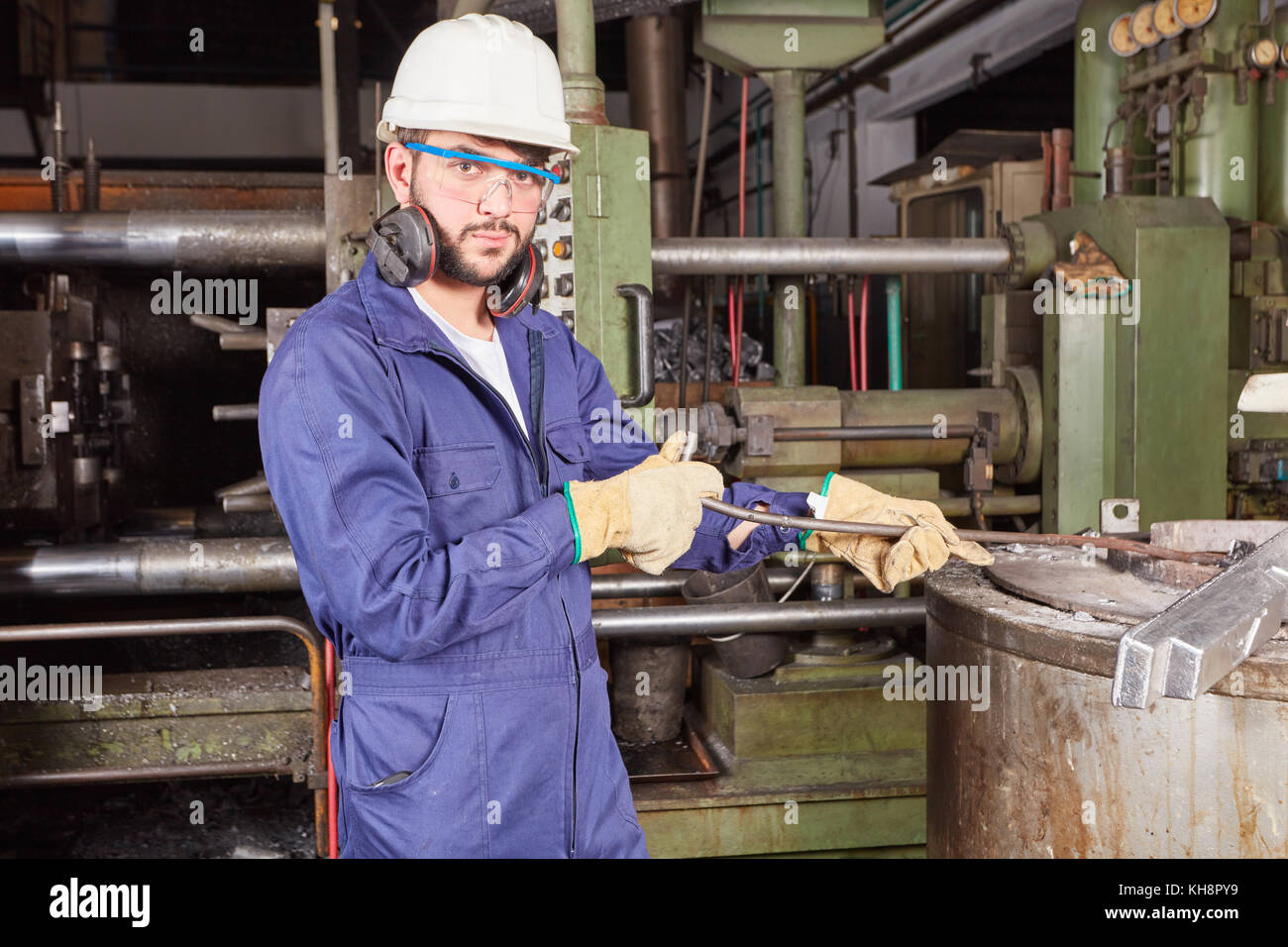 Der Mensch als Arbeiter in der Gießerei- und Verschleißschutz Stockfoto