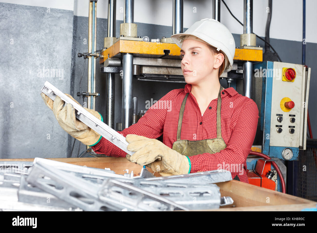Junge Frau in der Metallurgie workshop als Arbeiter Stockfoto