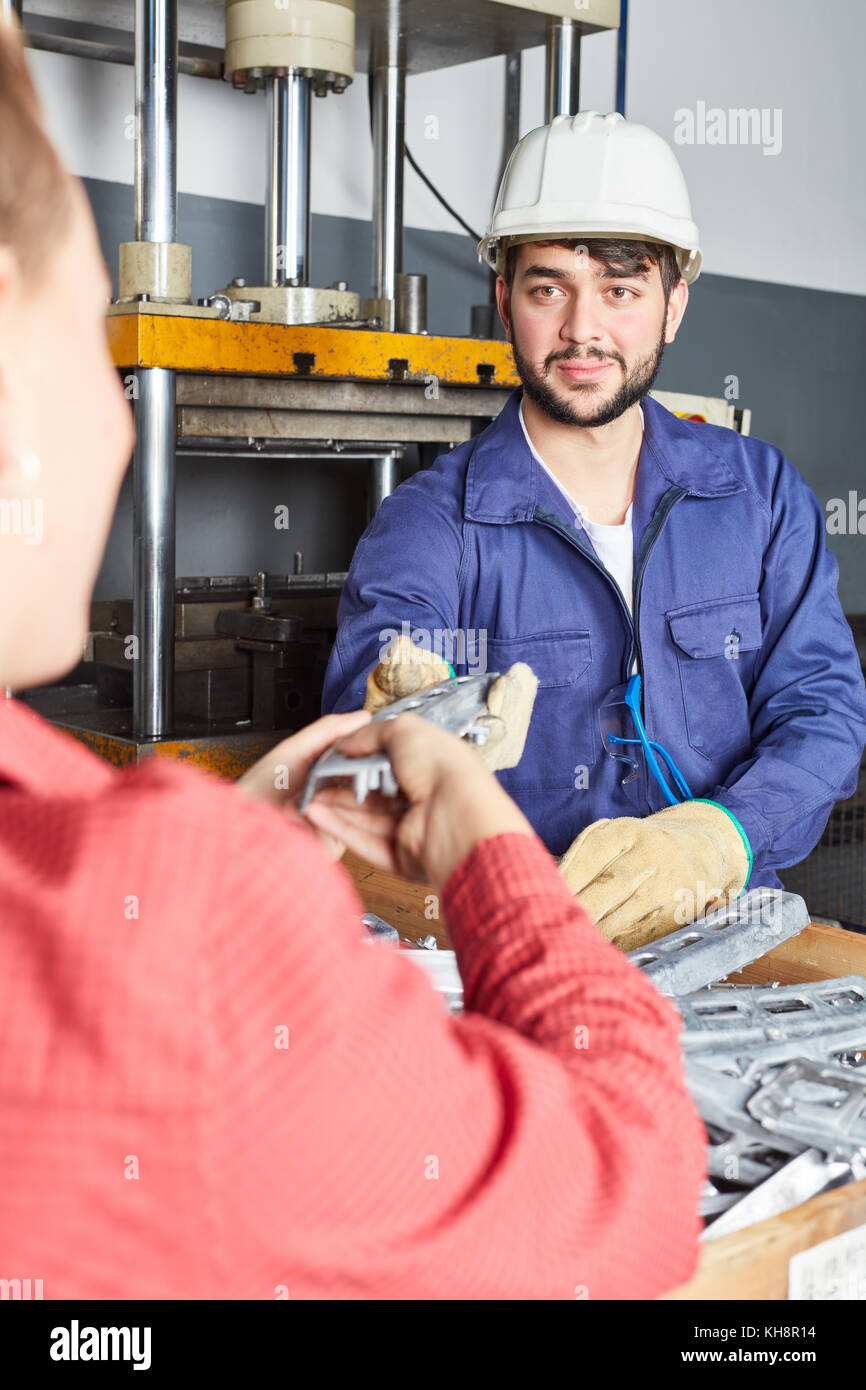 Arbeiter mit der Industrie Kleidung arbeiten im Team Stockfoto