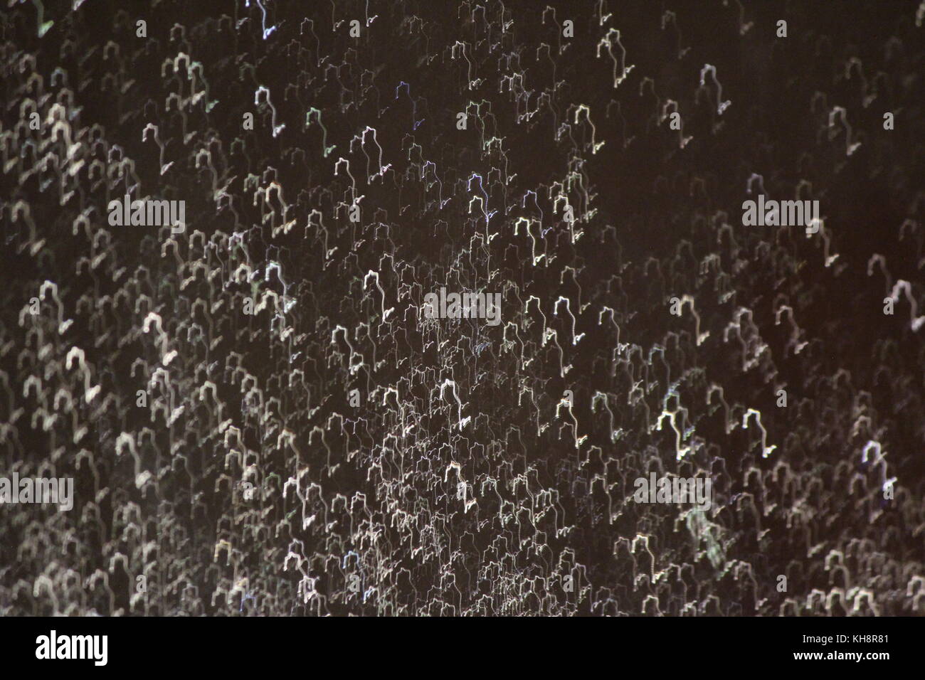 Tropfen regen in dunkler Nacht am Fenster Anmelden verschiedene Dinge Stockfoto