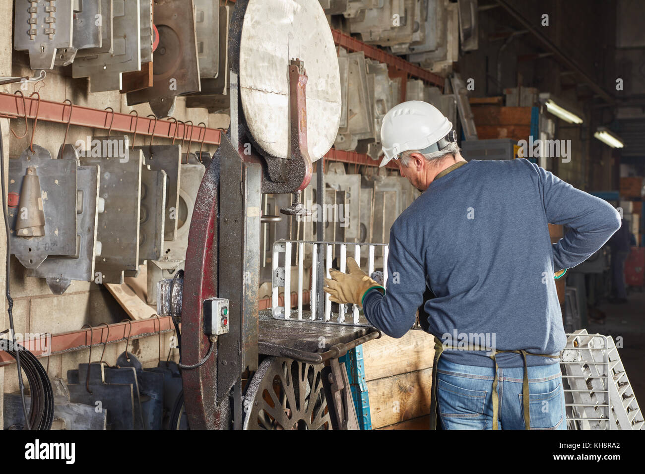 Arbeiter in der Metallurgie Fabrik arbeiten mit Werkzeugplatte Stockfoto