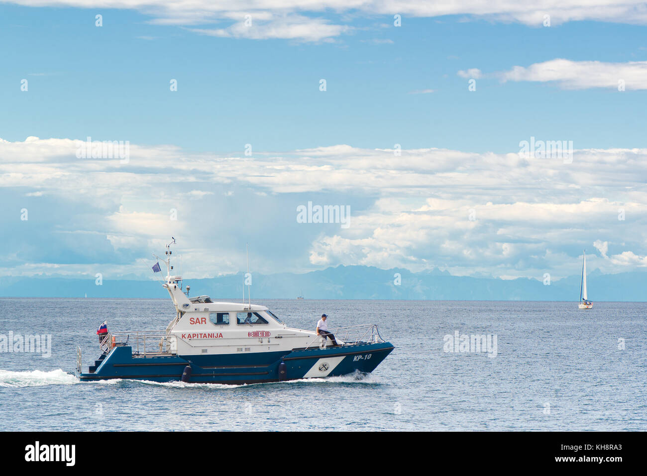 Piran, Slowenien - 3. September 2017: slowenische Polizei Küstenwache Boot auf offener See. Grenzstreitigkeiten zwischen Slowenien und Kroatien dreht sich um gebunden Stockfoto