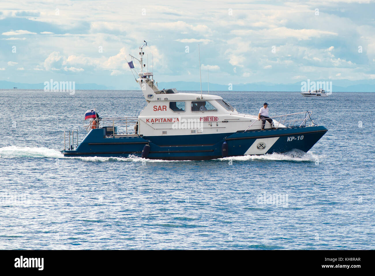 Piran, Slowenien - 3. September 2017: slowenische Polizei Küstenwache Boot auf offener See. Grenzstreitigkeiten zwischen Slowenien und Kroatien dreht sich um gebunden Stockfoto