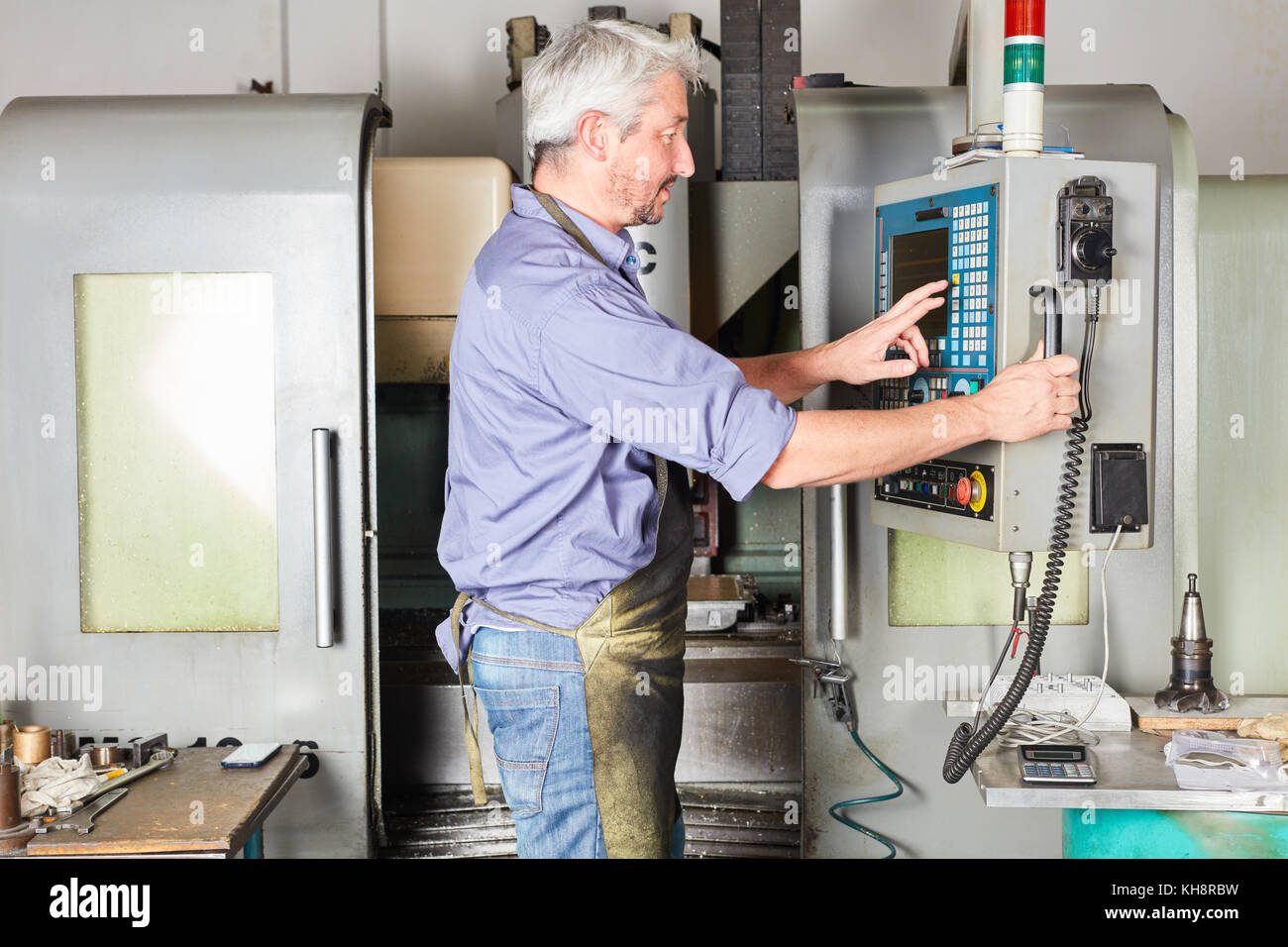 Arbeitnehmer Programmierung von CNC-Maschinen in der Metallurgie Factory Stockfoto Arbeitnehmer Programmierung von CNC-Maschinen in der Metallurgie Factory Stockfoto