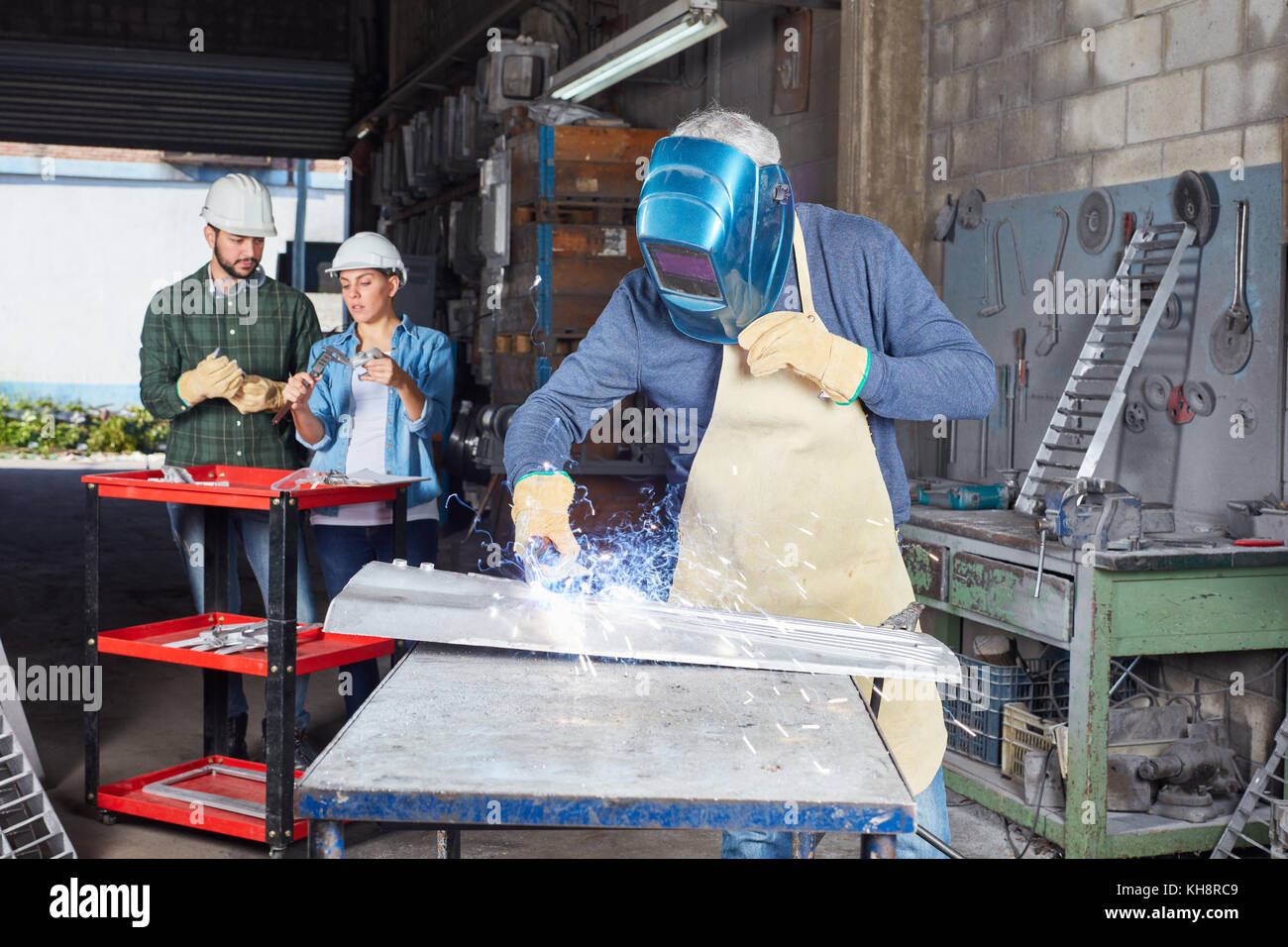 Schweißer Metallbearbeitung Prozess in der Metallurgie Werk mit Arbeiter Stockfoto