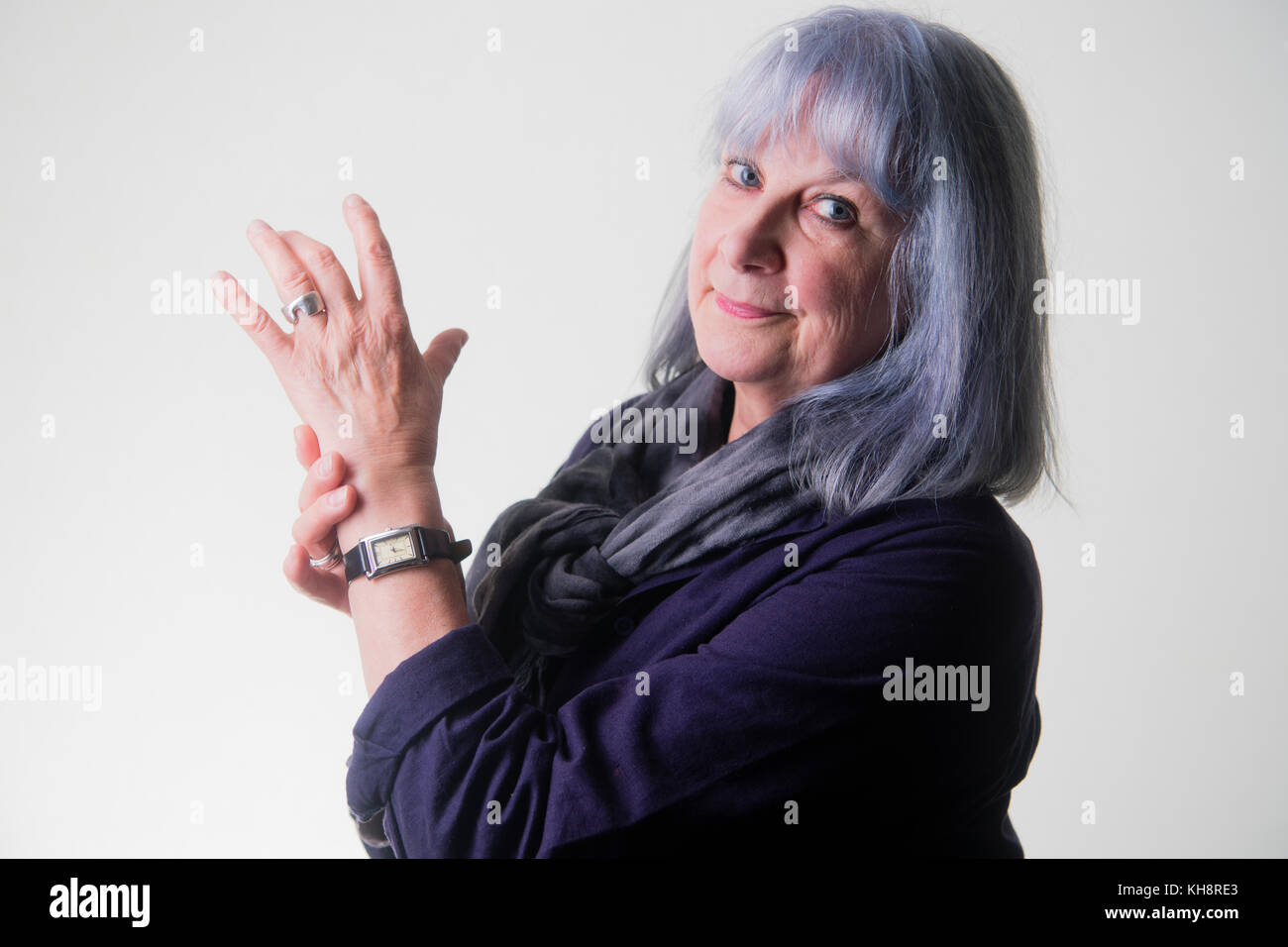 Ein grauhaariger älterer Erwachsener ältere Frau Großmutter, ihre Arthritischen Handgelenk reibt, Großbritannien Stockfoto