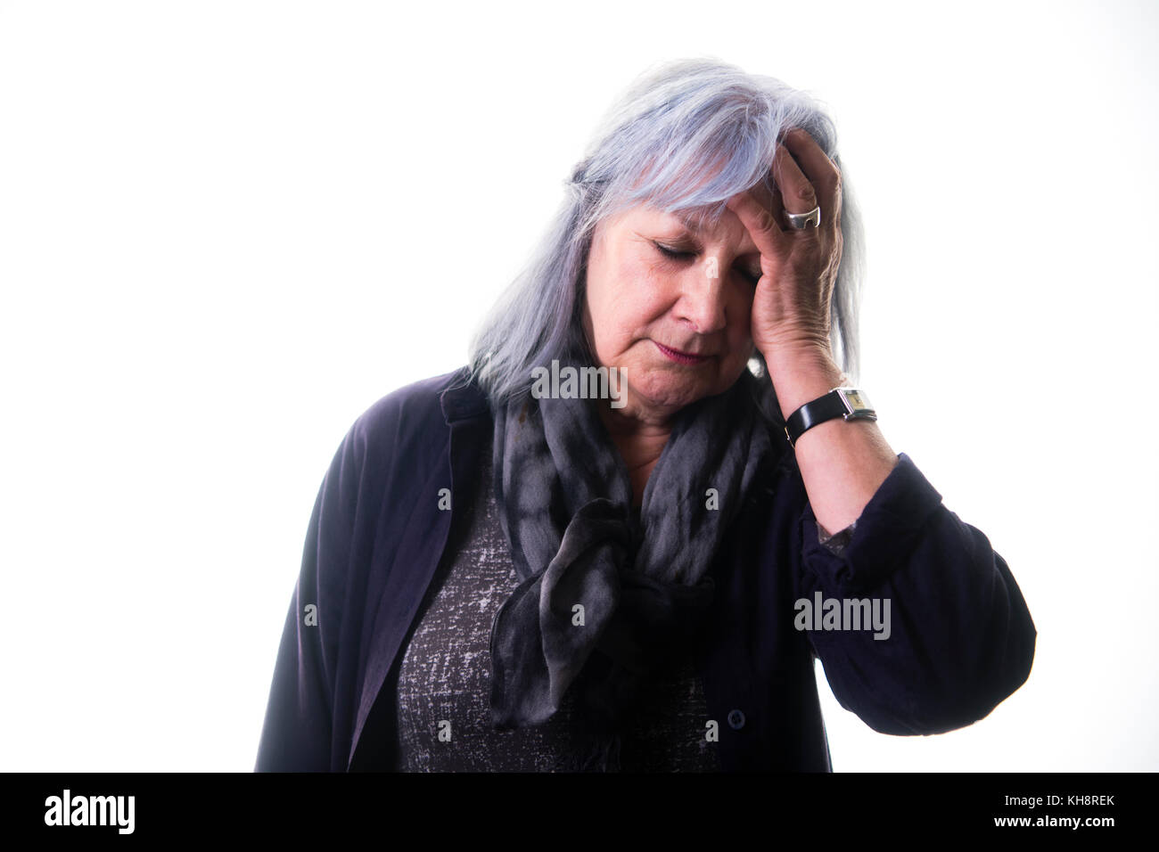 Ein grauhaariger älterer Erwachsener ältere Frau Großmutter ihre Stirn reiben,, leiden unter Kopfschmerzen oder Migräne Stockfoto