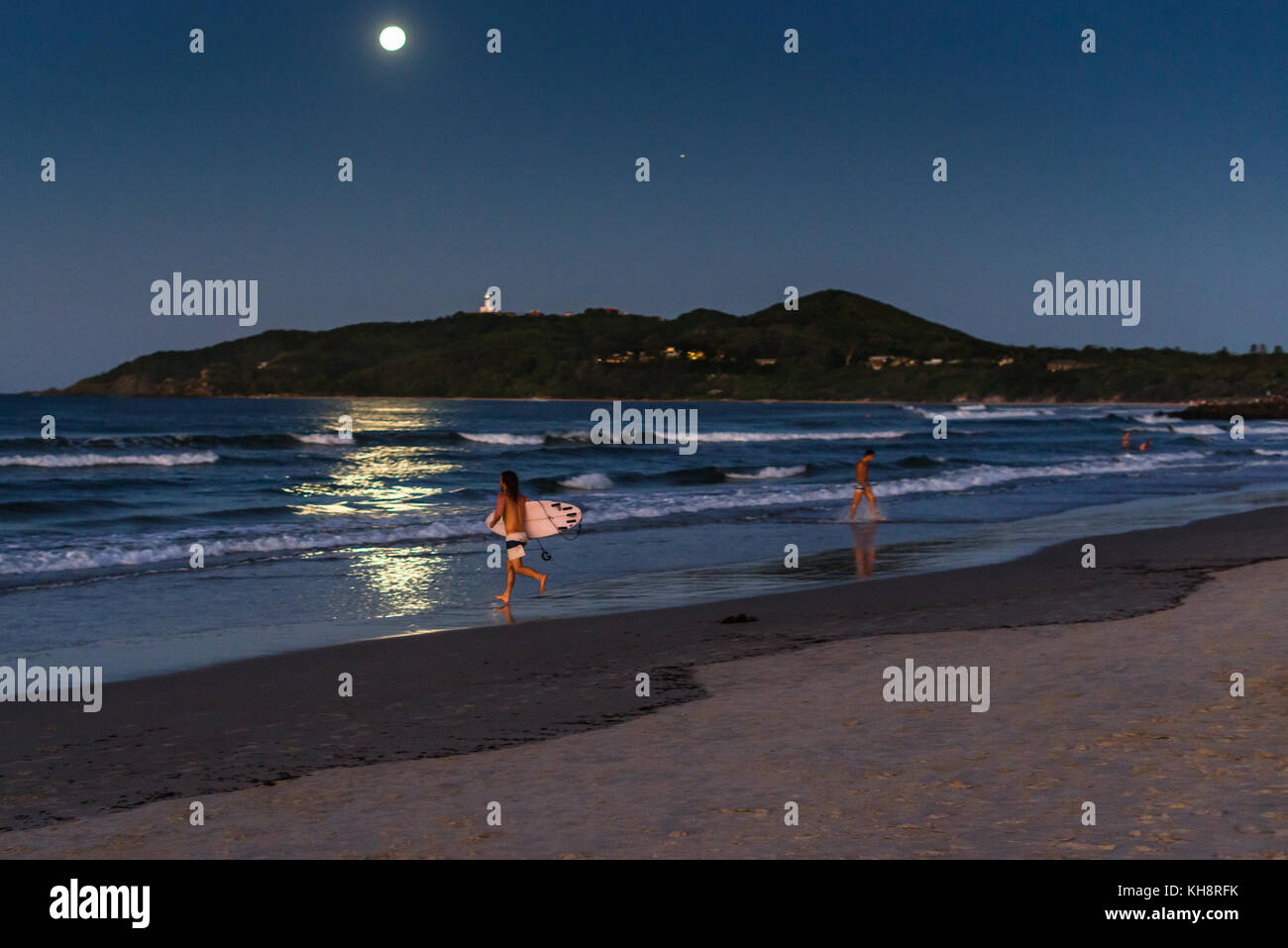 Surfen bei Mondschein auf Belongil Beach, Cape Byron Bay, New South Wales, Australien. Stockfoto