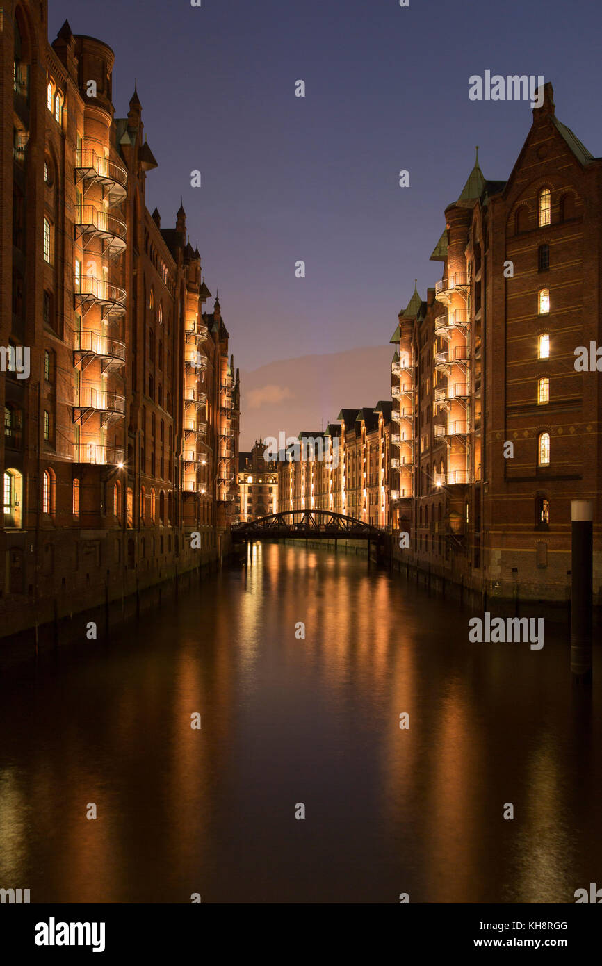Beleuchtete wandrahmsfleet in der Speicherstadt Speicherstadt in der Hafencity, Hamburg, Deutschland Stockfoto