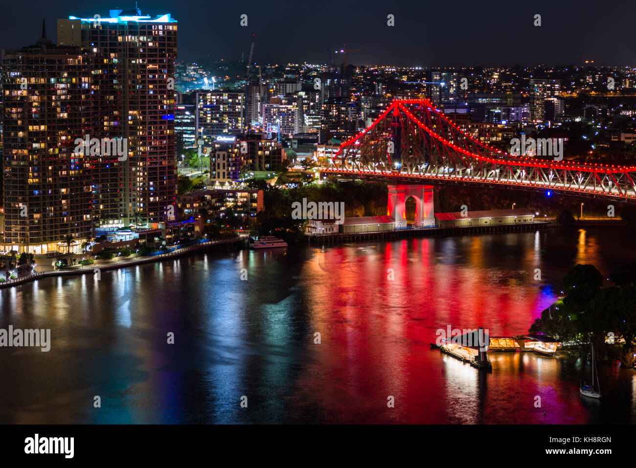 Luftaufnahme von Brisbane Skyline der Stadt, Fluss und beleuchtete Story Bridge bei Nacht. Queensland, Australien. Stockfoto