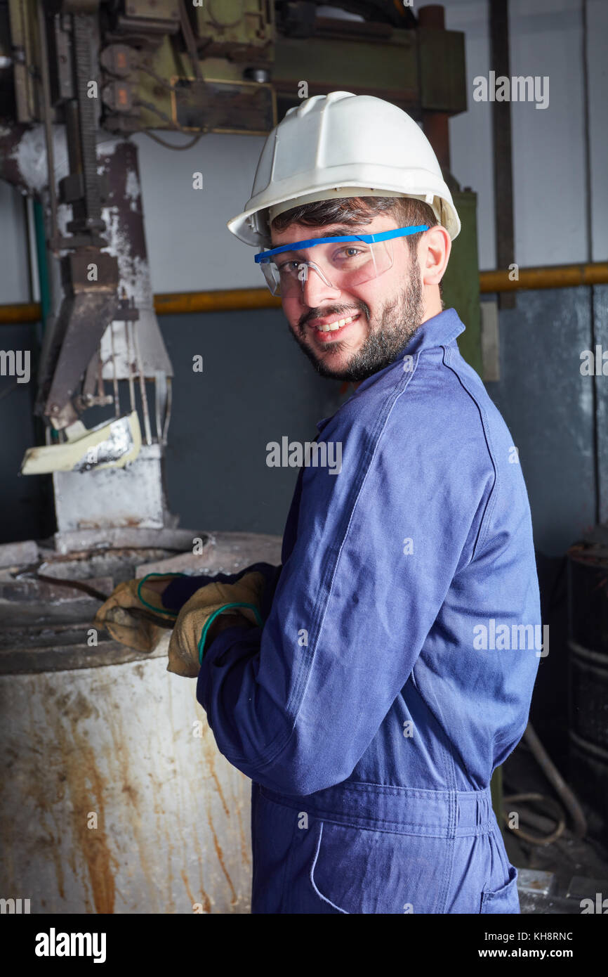 Der Mensch als Arbeiter oder metallbauer in der Metallurgie Factory Stockfoto