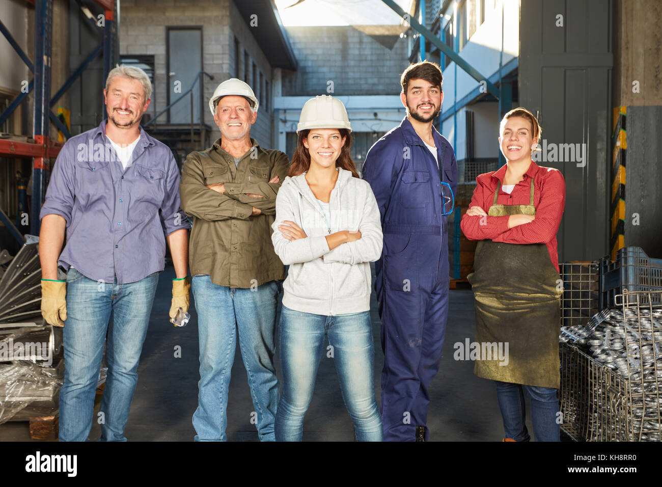 Erfolgreiche selbstbewusste Team von Arbeitern in der Metallurgie Factory Stockfoto