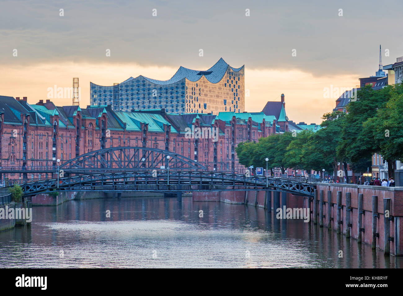 Zollkanal und der elbphilharmonie/Elbphilharmonie hal in der Speicherstadt Speicherstadt, der Hafen von Hamburg, Deutschland Stockfoto