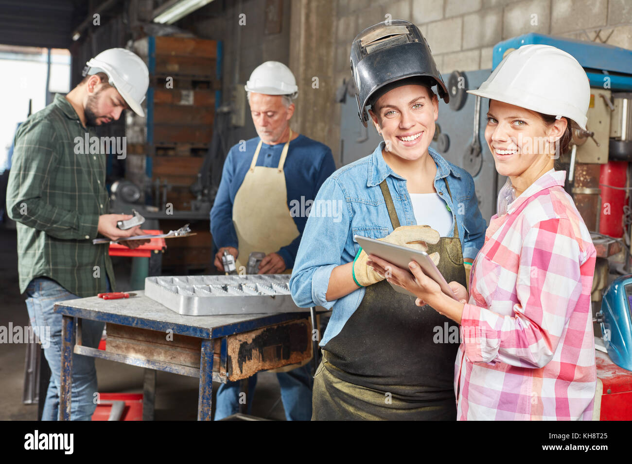 Zwei Frauen als Lehrling von Arbeitern im Metallbau Lektion Stockfoto