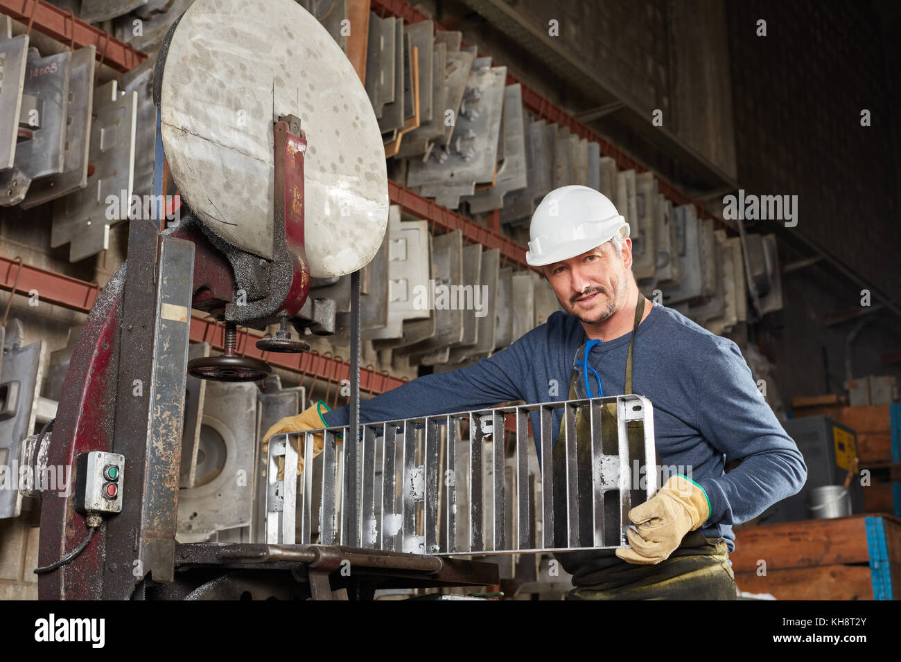 Der Mensch als Arbeiter in der Fabrik mit der Metallurgie Werkzeugplatte Stockfoto