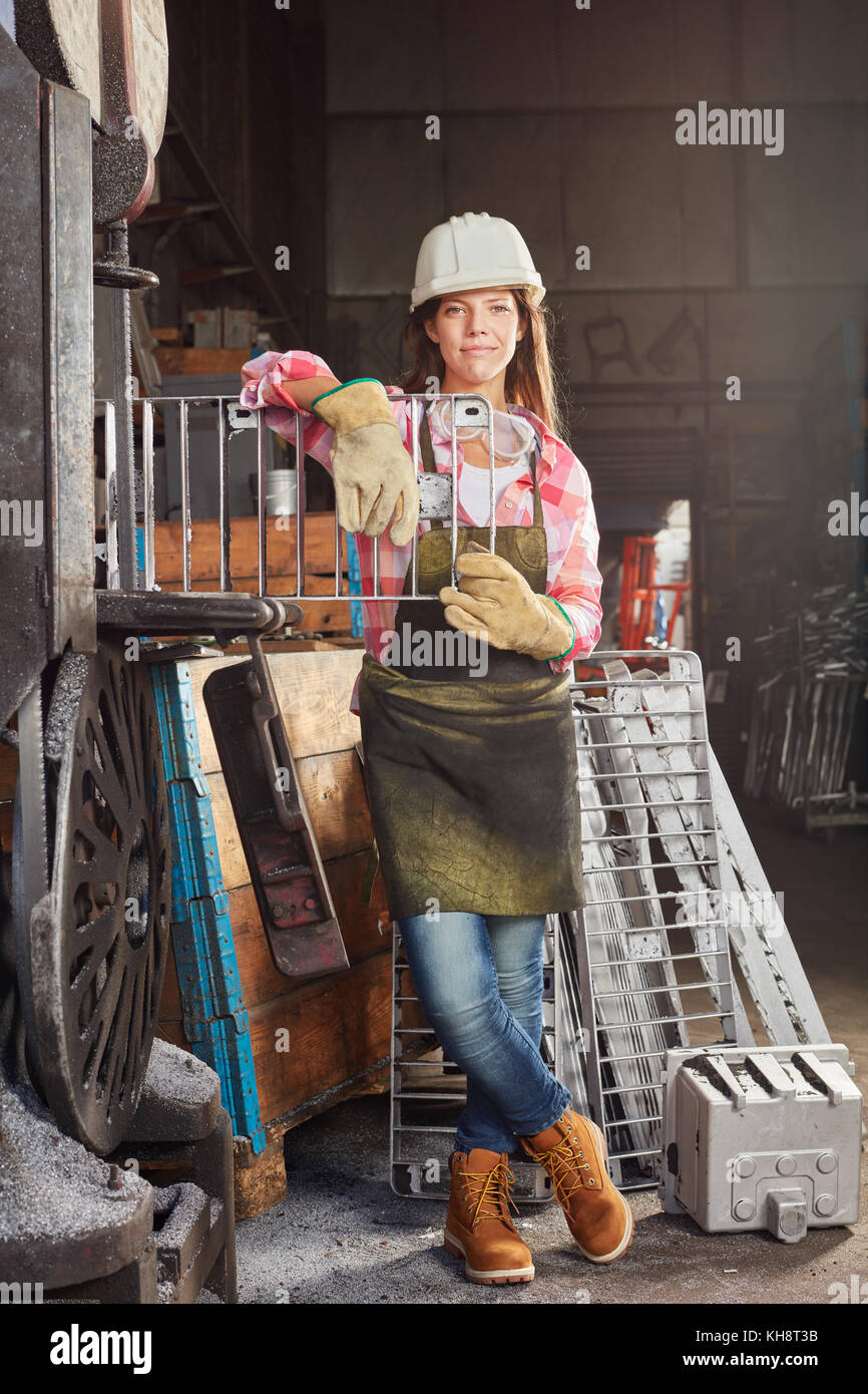 Junge Frau, die als Arbeiter in der Metallurgie Lektion Stockfoto