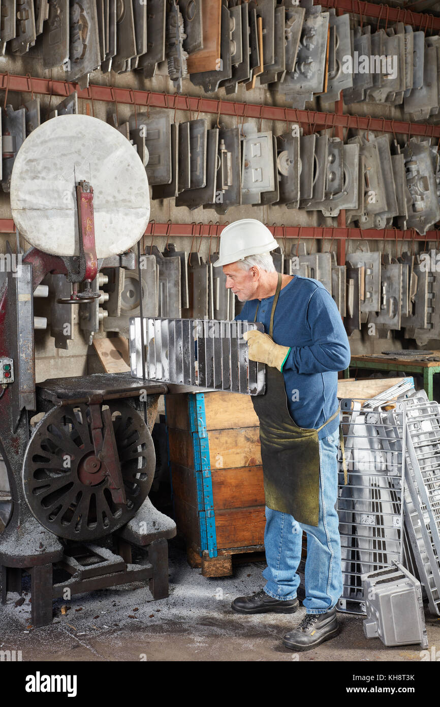 Ältere Menschen als Arbeiter in der Metallurgie Factory Stockfoto