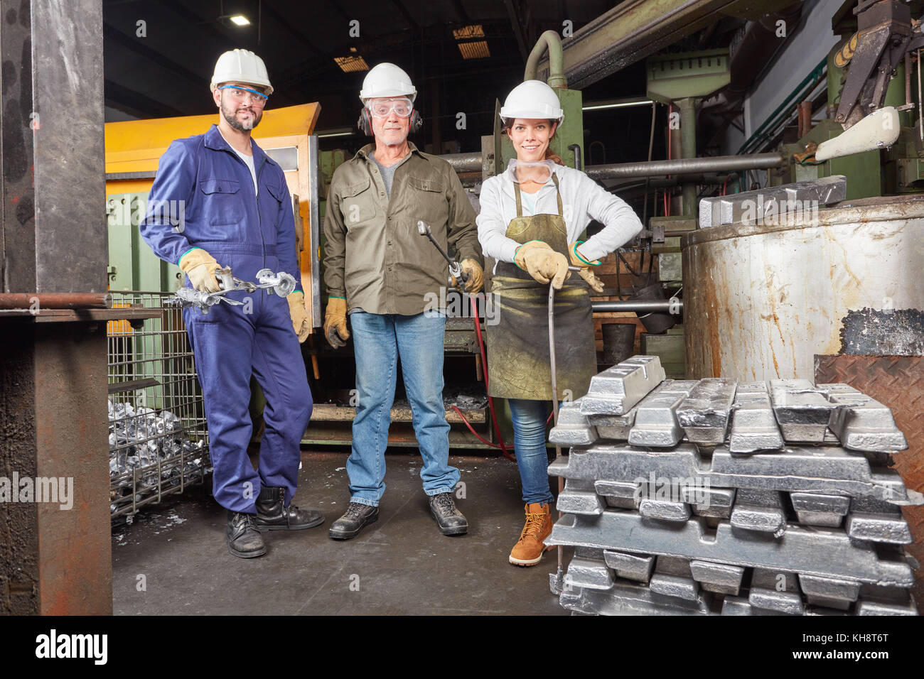 Gießereiarbeiter Team im Werk mit vielen Stahl Werkstücke Stockfoto