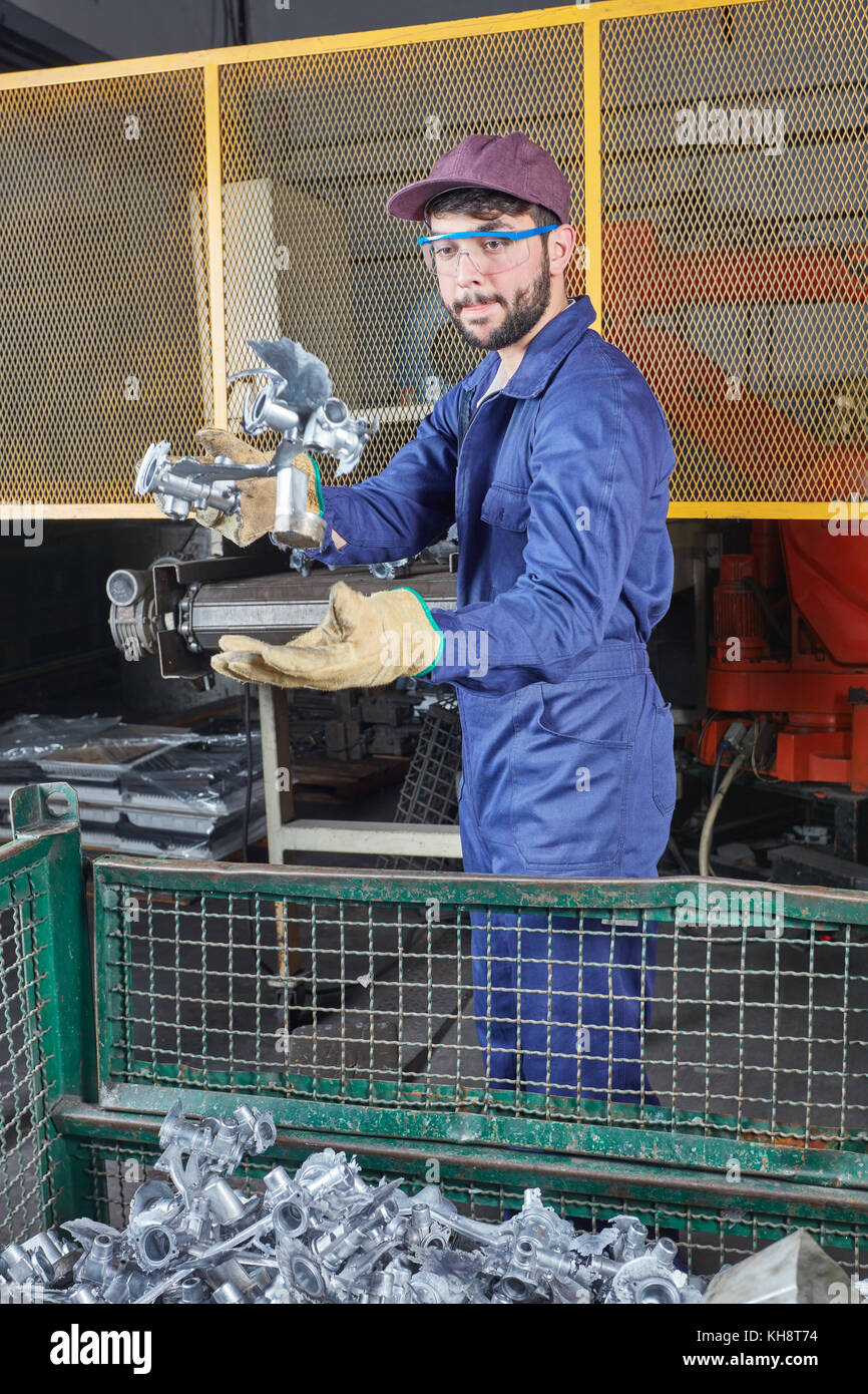 Froundry Arbeitnehmer während der Herstellung und Produktion von Stahl Werkstücke Stockfoto