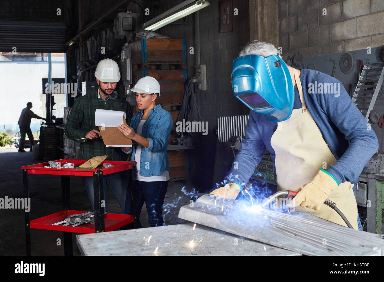Schweißgerät Arbeiter Metallbearbeitung mit Schutzkleidung in der Metallurgie workshop Stockfoto