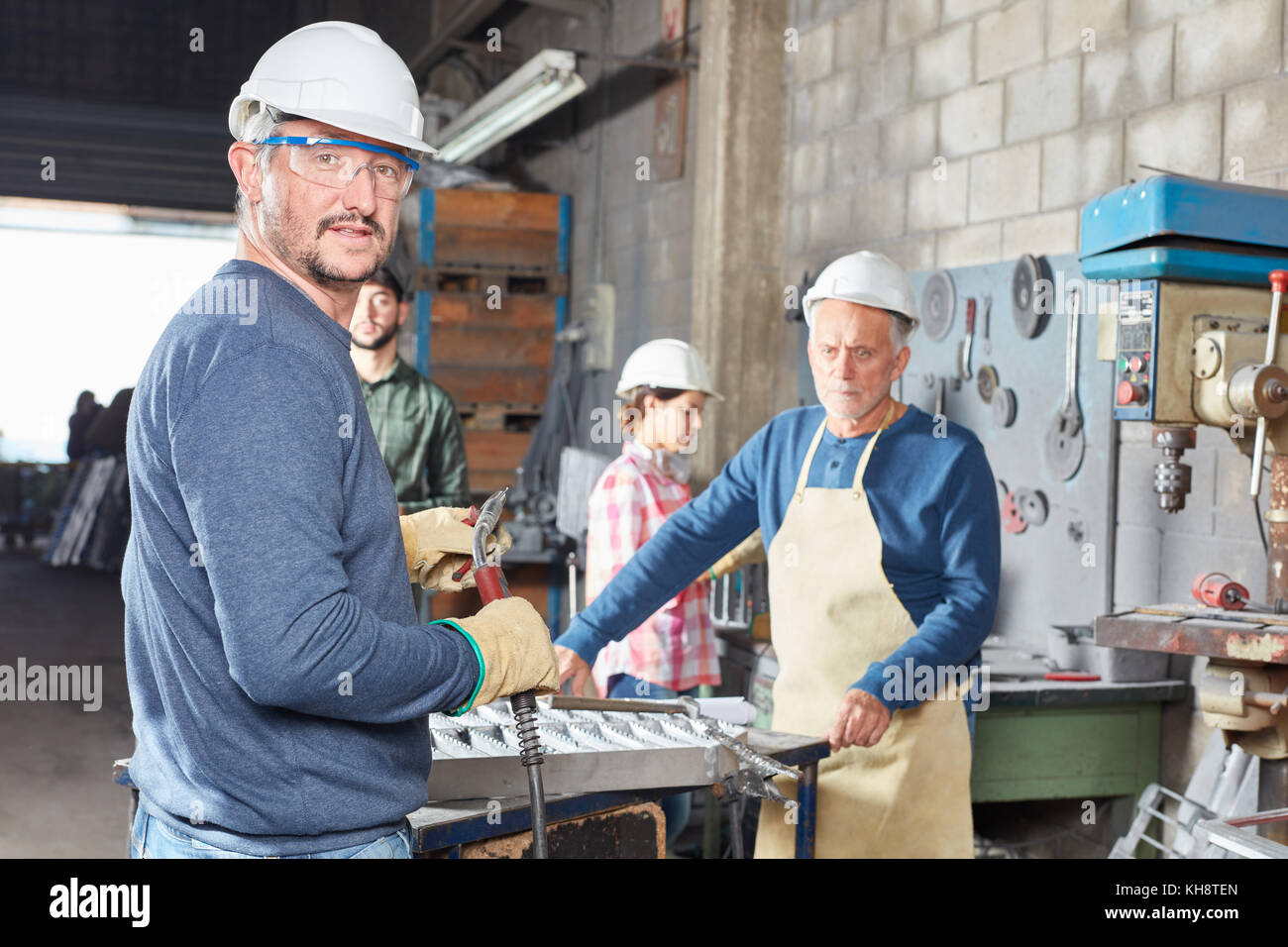 Der Mensch als Arbeiter mit schweissgerät in der Metallurgie workshop Stockfoto