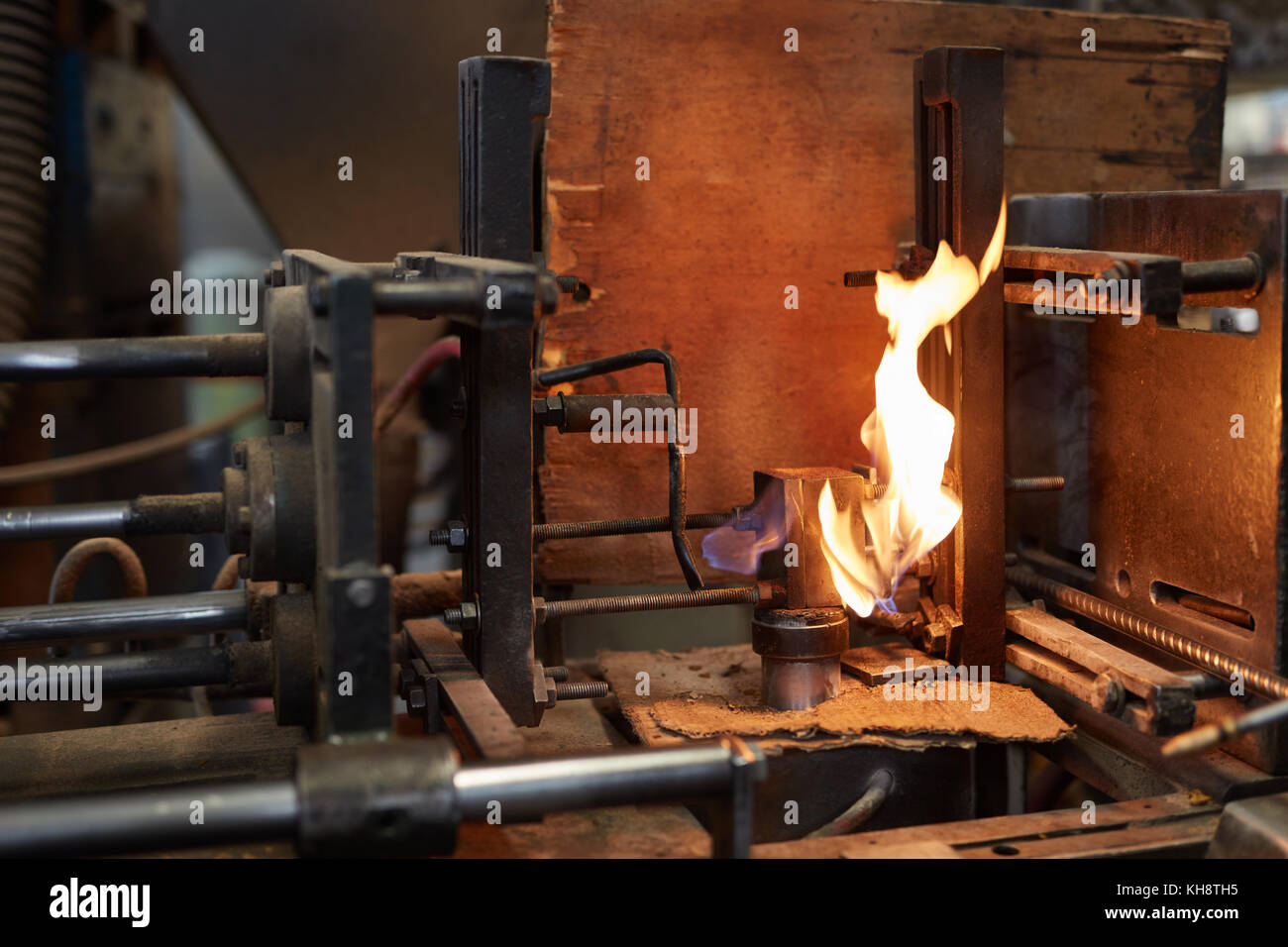 Feuerflamme von Schmiedemaschinen in der Metallurgiefabrik oder Werkstatt Stockfoto