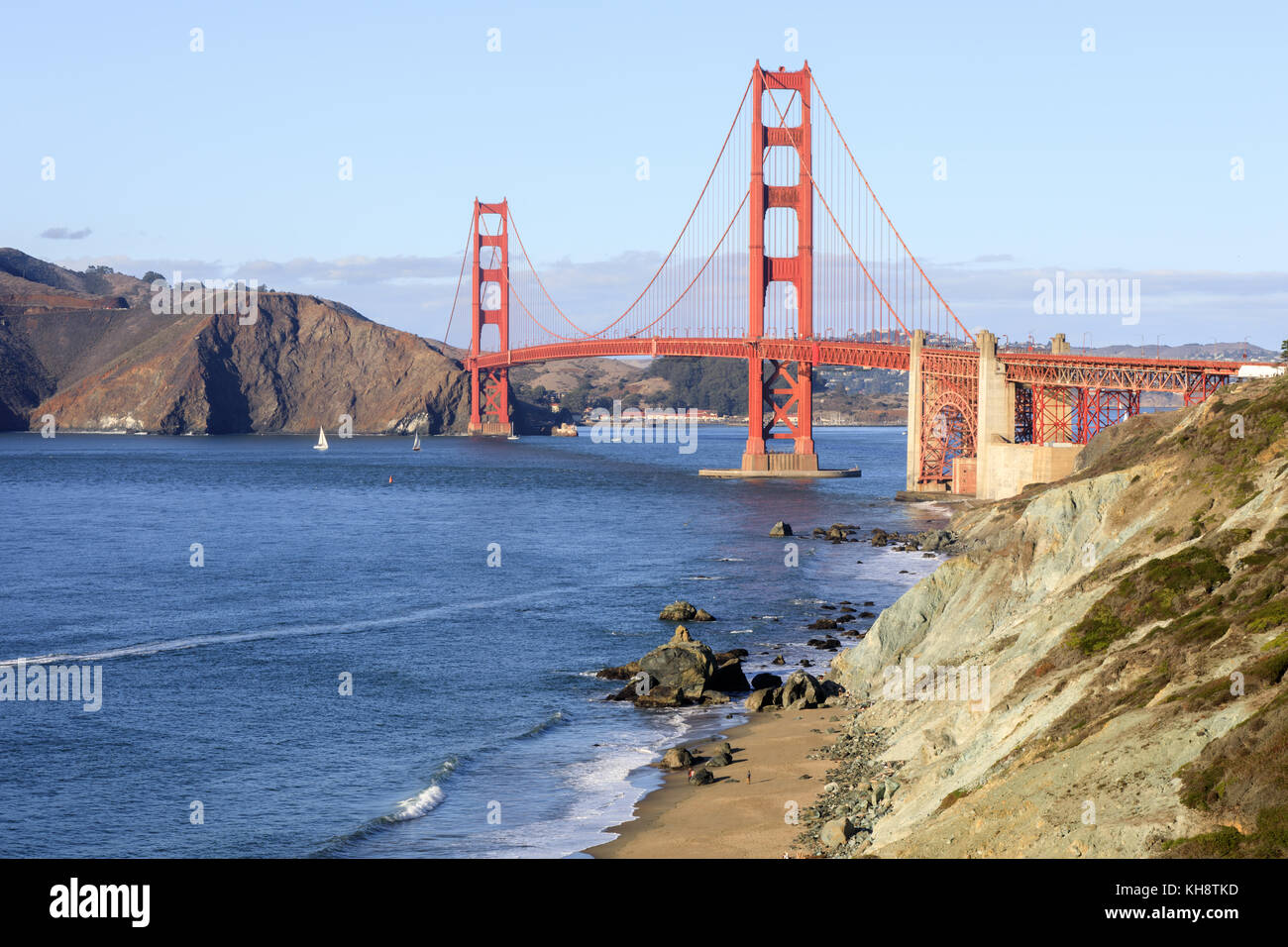 Golden Gate Bridge und Baker Beach an einem klaren Herbst sonniger Tag. Stockfoto