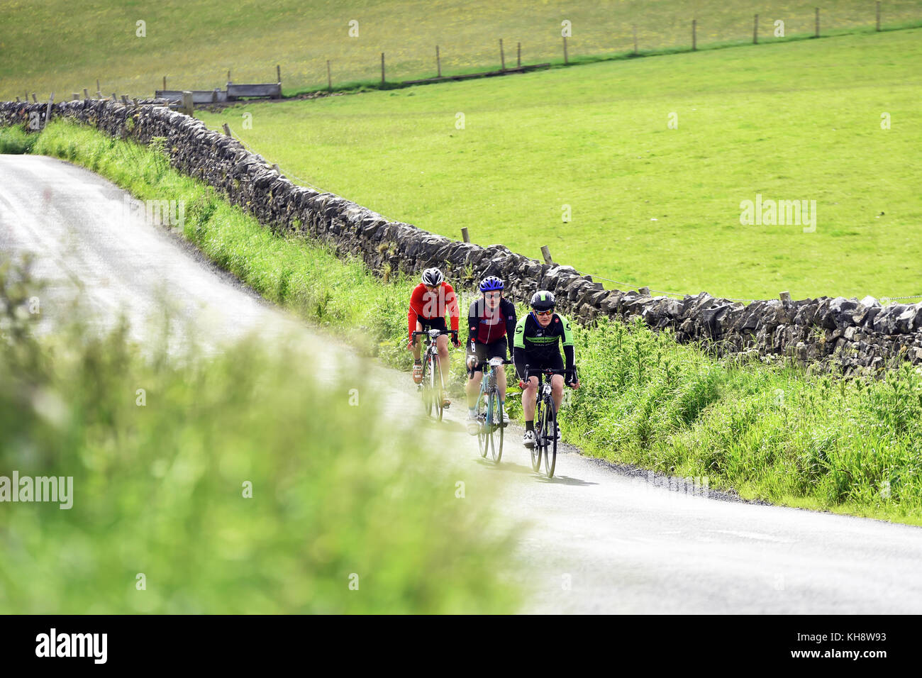 Radfahrer Radfahren sportlich an einem Feldweg in der Nähe von Eshton, Yorkshire Dales UK Stockfoto