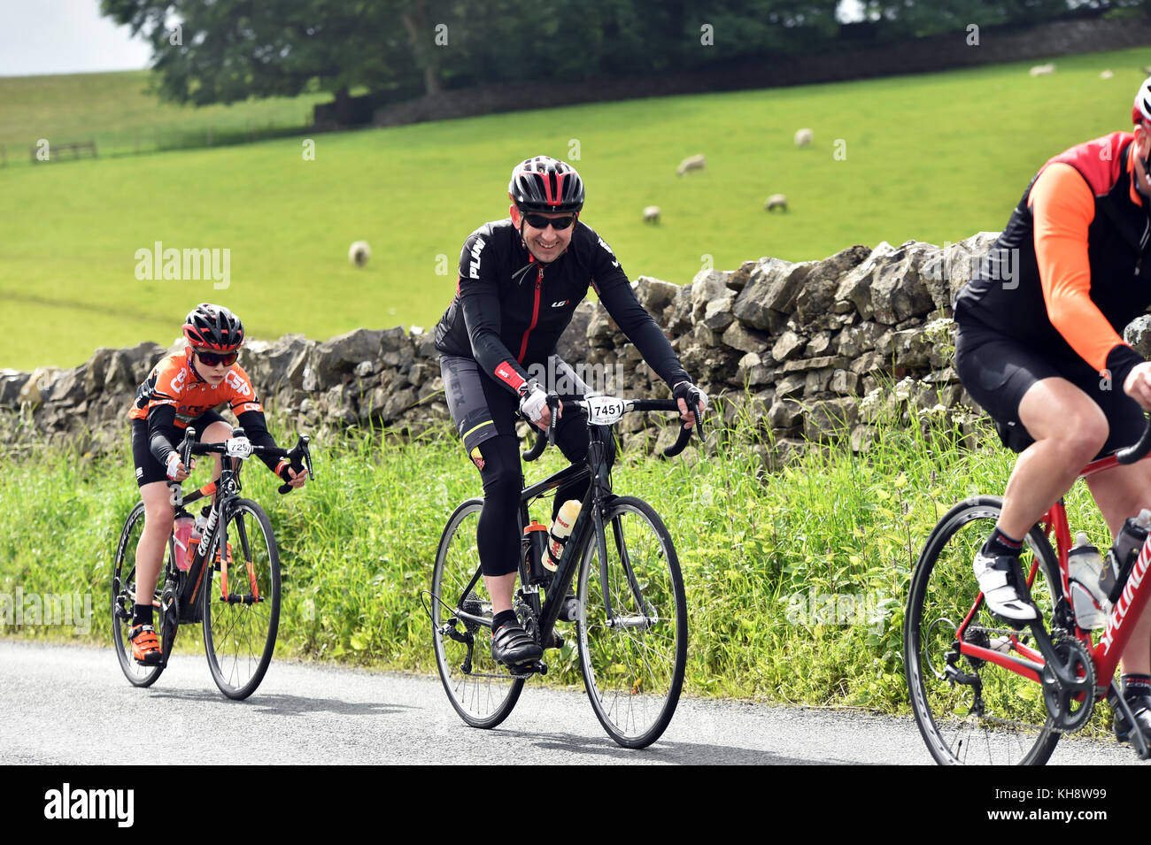 Radfahrer reiten auf einem Feldweg in den Yorkshire Dales, Großbritannien Stockfoto