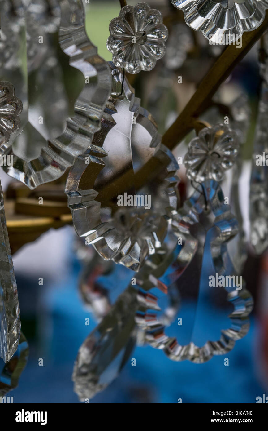 Eine Nahaufnahme von Glas teardrops aus einem kronleuchter Typ Leuchte Stockfoto