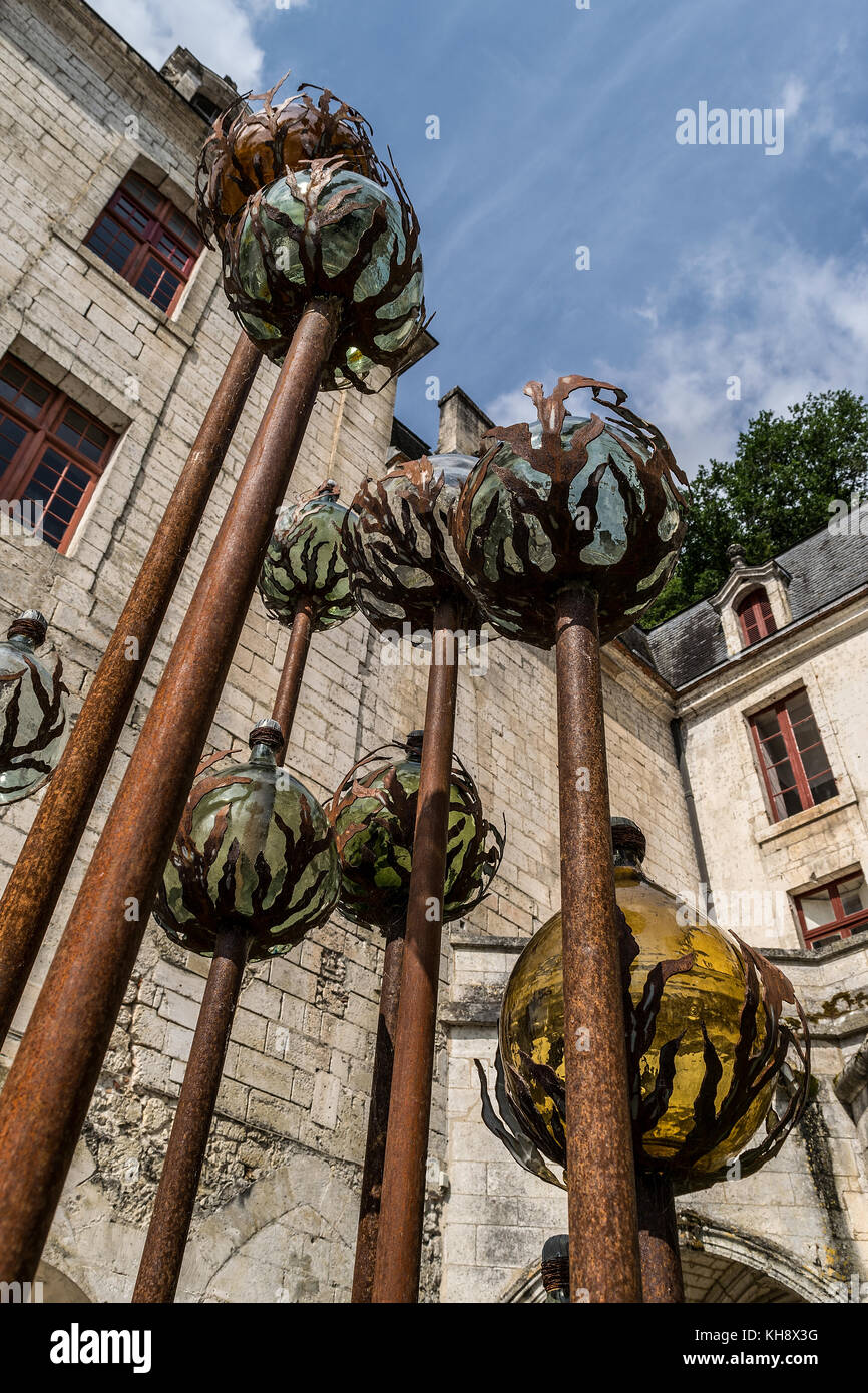 Schönes Glas und Metall Skulptur in der Klosteranlage, Brantome, Frankreich Stockfoto