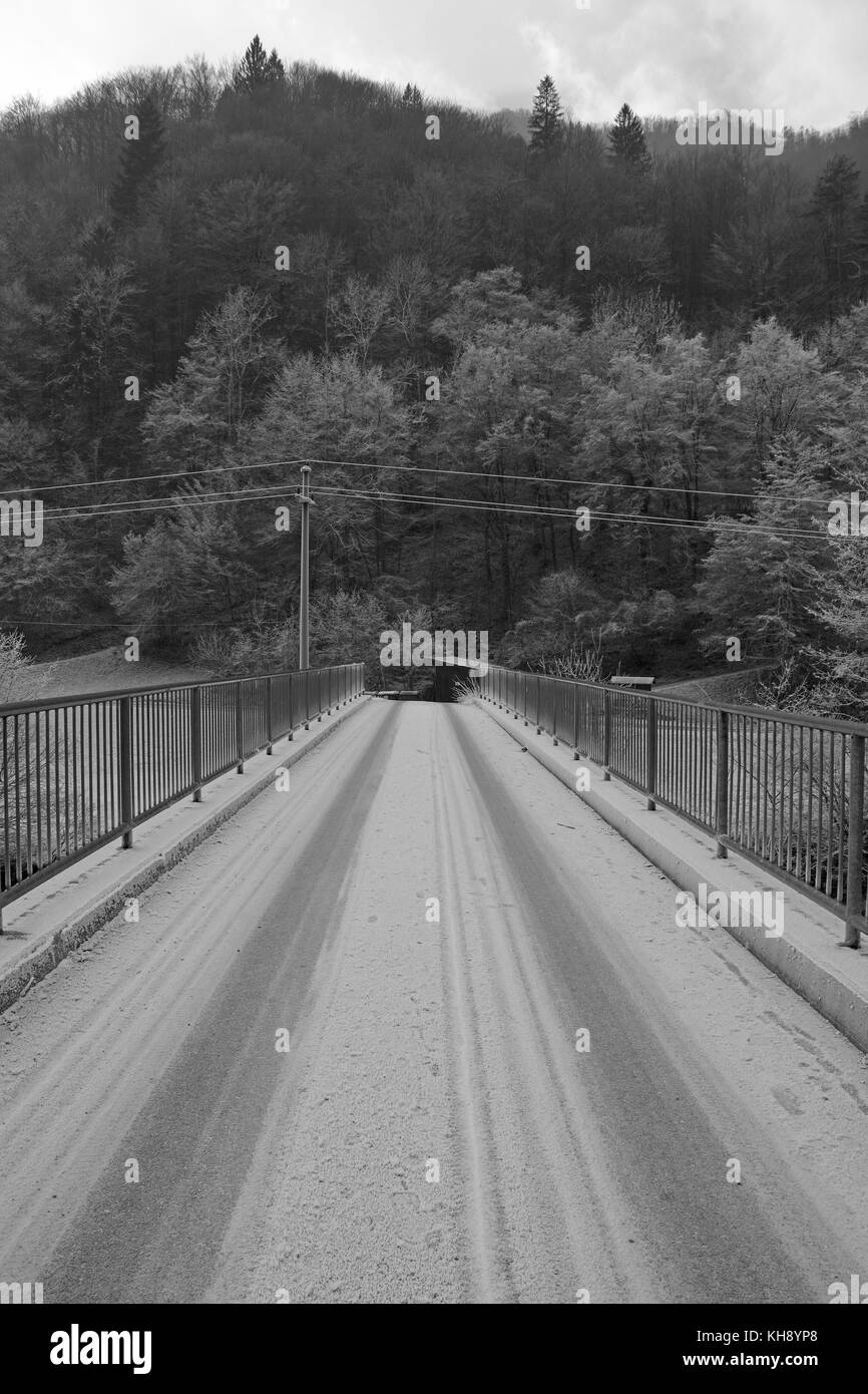 Ein verschneiter Brücke über den Fluss Soca im Raureif in der Nähe von tolmin in primorska, Slowenien. Stockfoto