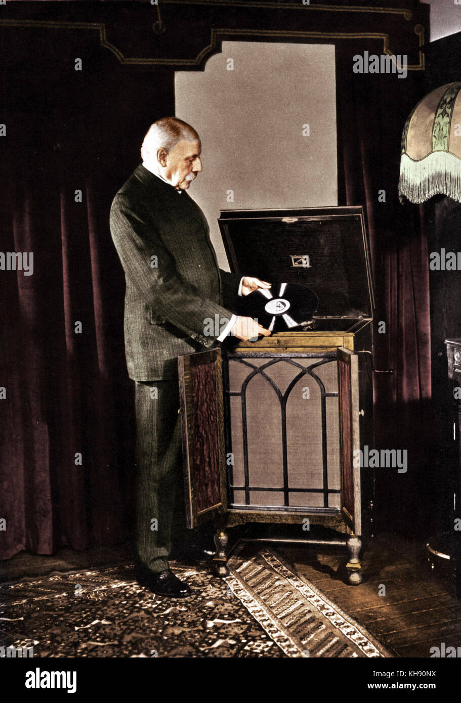 Edward Elgar spielen seine Aufzeichnungen auf einem Gramophone Modell 163. Englische Komponist, 2. Juni 1857-23. Februar 1934. Stockfoto