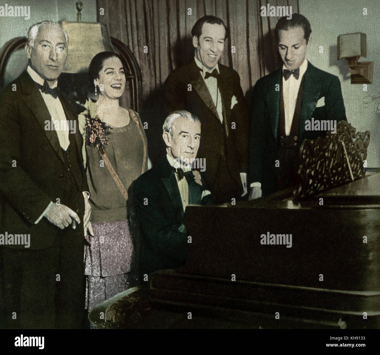 RAVEL, Maurice - spielend Rhapsody in Blue auf dem Klavier auf seinem 53. Geburtstag (1928) für George Gershwin (Wer komponierte das Stück) und Freunde bei Eva Gauthier Partei. Der französische Komponist, 1875-1937 Stockfoto