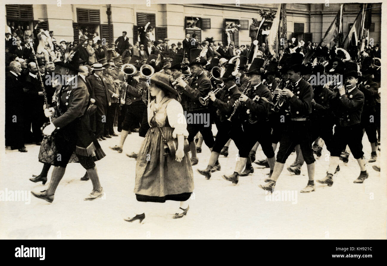 Innsbruck, Österreich: Marching Brass Band in traditioneller Kleidung, Ealry des 20. Jahrhunderts. Stockfoto