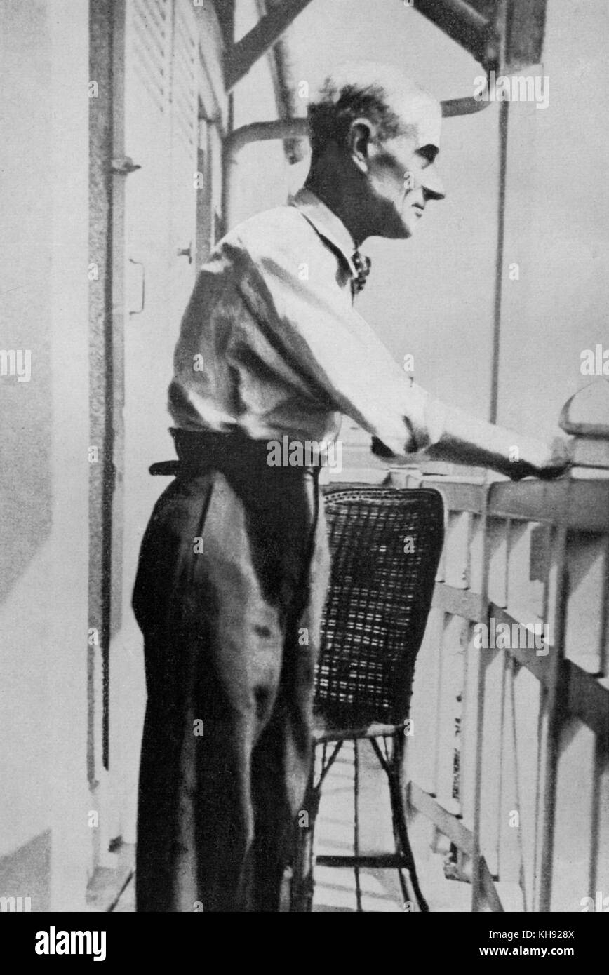 Maurice Ravel auf dem Balkon seines Hauses in Montfort-l'Amaury, Île-de-France, Frankreich. Herr: der französische Komponist, 17. März 1875 - 28. Dezember 1937. Stockfoto