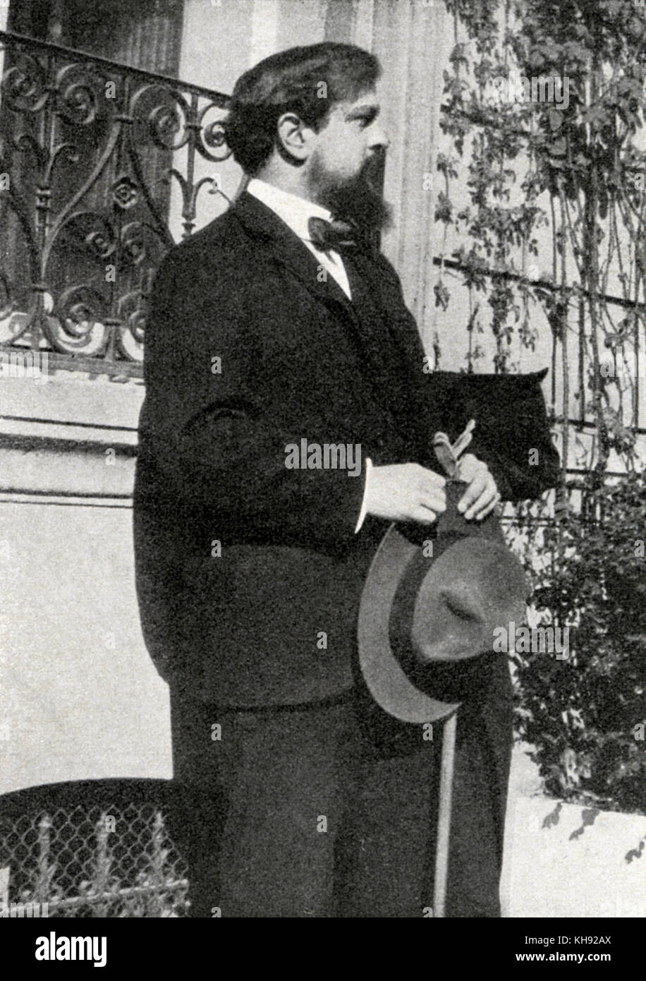 Claude Debussy in Bois-du-Boulogne, außerhalb seines Hauses, 1905. Der französische Komponist. 22. August 1862-25. März 1918. Stockfoto